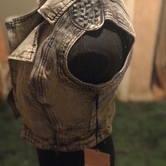 Denim vest with stud detailing - Picture 3 of 4